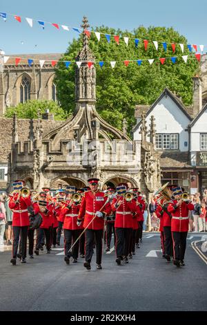 Samstag, 20. Mai 2023 - Malmesbury, Wiltshire. Eine große Menschenmenge versammelte sich im frühen Sommer, um 400 Soldaten des 9. Regiment Royal Logistics Corps und ihrer Regimentkapelle zu beobachten, die in den nahe gelegenen Buckley Barracks stationiert sind und durch die Straßen von Malmesbury, Wiltshire, marschierten, wo sie die „Freiheit der Stadt“ von lokalen Würdenträgern erhielten. Kredit: Terry Mathews/Alamy Live News Stockfoto