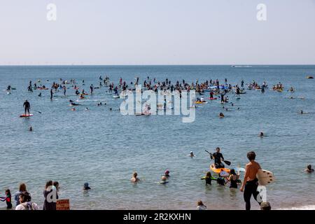 Hove Beach, City of Brighton & Hove, East Sussex, Großbritannien. Umweltgruppe, Surfers Against Sewage und Brighton Explorers Club veranstalten am Hove Beach einen Protest gegen die Wasserunternehmen und die Verschmutzung der UKs-Gewässer für sicheres Baden und Meeresschutz. 20. Mai 2023 Kredit: David Smith/Alamy Live News Stockfoto