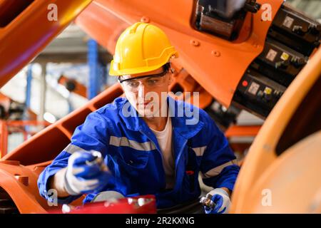 Vorarbeiter für Industrieingenieur mit harter Arbeit in Industrieanlagen Stockfoto