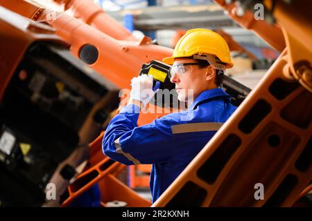 Vorarbeiter für Industrieingenieur mit harter Arbeit in Industrieanlagen Stockfoto