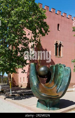 Viladecans - 20. Mai 2023: Die Skulptur „der Baseballhandschuh“, neben dem Roten Turm von Viladecans. Von Pere Guiu Stockfoto