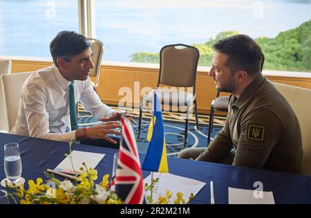 Hiroshima, Japan. 20. Mai 2023. Der ukrainische Präsident Volodymyr Zelensky (R) trifft sich mit dem britischen Premierminister Rishi Sunak während des Gipfeltreffens der Staats- und Regierungschefs der G7 am Samstag, den 20. Mai 2023 in Hiroshima, Japan. Japan ist Gastgeber des G7-Gipfels in Hiroshima ab 19-22. Mai. Foto: Pressestelle des ukrainischen Präsidenten/Kredit: UPI/Alamy Live News Stockfoto