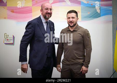 Hiroshima, Japan. 20. Mai 2023. Der ukrainische Präsident Volodymyr Zelensky (R) trifft während des Gipfeltreffens der Staats- und Regierungschefs der G7 am Samstag, den 20. Mai 2023 in Hiroshima, Japan, mit dem Präsidenten des Europäischen Rates Charles Michel (L) zusammen. Japan ist Gastgeber des G7-Gipfels in Hiroshima ab 19-22. Mai. Foto: Pressestelle des ukrainischen Präsidenten/Kredit: UPI/Alamy Live News Stockfoto