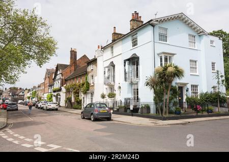 Häuser und Grundstücke in der Umgebung von Kew Green, Kew, London, England, Großbritannien, Stockfoto