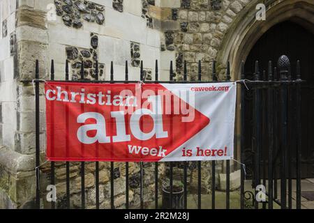 Die Christian Aid Week ist hier vor dem Eingang zur Kirche St. Mary die Jungfrau, Mortlake High Street, Mortlake, London, SW14, England, Großbritannien Stockfoto