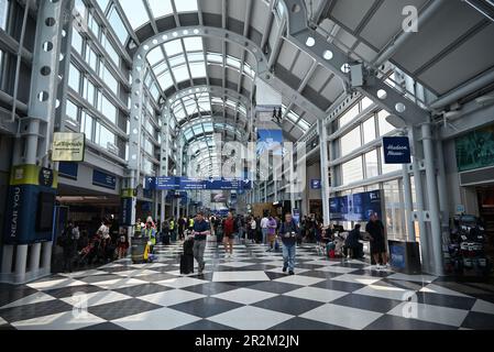 Reisende gehen durch den langen Flur zwischen den Toren im Terminal 1 des Chicagoer O'Hare Airport. Stockfoto