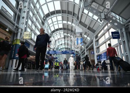 Reisende gehen durch den langen Flur zwischen den Toren im Terminal 1 des Chicagoer O'Hare Airport. Stockfoto