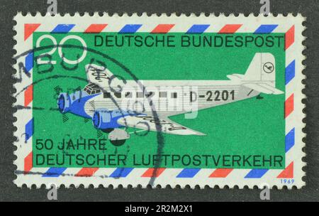 Annullierte Briefmarke gedruckt von Deutschland, auf der Junkers Ju 52 3m 'Boelke', 50. Jubiläum der deutschen Luftpost, um 1969. Stockfoto