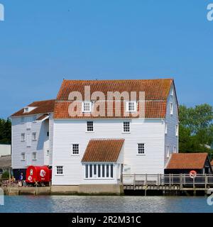 Woodbridge, Suffolk - 18. Mai 2023 : die Tide Mill, ein lebendiges Museum am Fluss Deben. Stockfoto