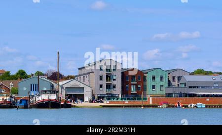 Woodbridge, Suffolk - 18. Mai 2023 : Whisstocks Wharf am Fluss Deben. Apartments, Museum, Longshed, Geschäfte, Cafés und Restaurant. Stockfoto