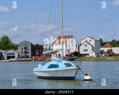 Woodbridge, Suffolk - 18. Mai 2023 : Blaues Boot am Fluss Deben. Tide Mill im Hintergrund. Stockfoto