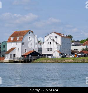 Woodbridge, Suffolk - 18. Mai 2023 : die Tide Mill, ein lebendiges Museum am Fluss Deben. Stockfoto