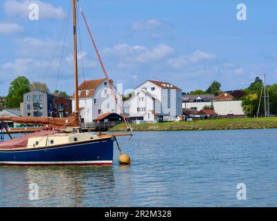 Woodbridge, Suffolk - 18. Mai 2023 : die Tide Mill, ein lebendiges Museum am Fluss Deben. Stockfoto