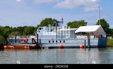 Woodbridge, Suffolk - 18. Mai 2023 : HMS Vale jetzt das Deben Café auf der Melton Werft. Stockfoto