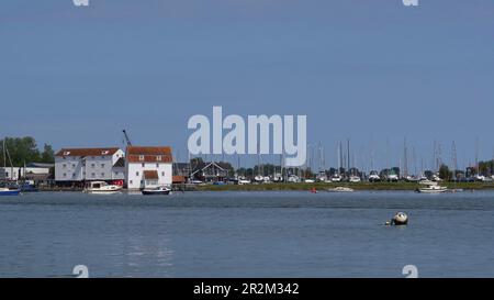 Woodbridge, Suffolk - 18. Mai 2023 : die Tide Mill, ein lebendiges Museum am Fluss Deben. Stockfoto