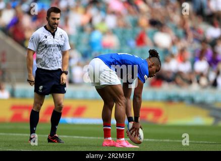 Der französische Joseph Jefferson Lee trifft seine Seite beim ersten Versuch in Spiel 10 der HSBC World Rugby Sevens Series im Twickenham Stadium, London. Foto: Samstag, 20. Mai 2023. Stockfoto