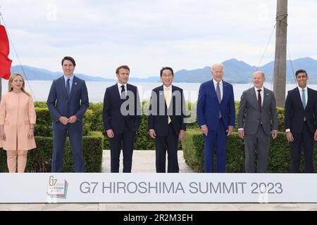 Hiroshima, Japan. 20. Mai 2023. G7-Führer (von links nach rechts), italienischer Ministerpräsident Giorgia Meloni, kanadischer Premierminister Justin Trudeau, französischer Präsident Emmanuel Macron, japanischer Premierminister Fumio Kishida, US-Präsident Joe Biden, deutscher Kanzler Olaf Scholz, Und der britische Premierminister Rishi Sunak, posieren für ein Gruppenfoto vor dem zweiten Tag des G7-Gipfels am Samstag, den 20. Mai 2023 in Hiroshima, Japan. Japan ist Gastgeber des G7-Gipfels in Hiroshima ab 19-22. Mai. Foto: Pressestelle des japanischen Premierministers/Kredit: UPI/Alamy Live News Stockfoto