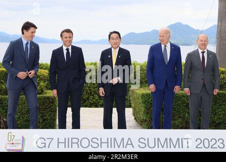 Hiroshima, Japan. 20. Mai 2023. Die Staats- und Regierungschefs der G7 (von links nach rechts), der kanadische Premierminister Justin Trudeau, der französische Präsident Emmanuel Macron, der japanische Premierminister Fumio Kishida, der US-Präsident Joe Biden und der deutsche Kanzler Olaf Scholz posieren vor dem zweiten Tag des G7-Gipfels am Samstag, den 20. Mai 2023 in Hiroshima, Japan, für ein Gruppenfoto. Japan ist Gastgeber des G7-Gipfels in Hiroshima ab 19-22. Mai. Foto: Pressestelle des japanischen Premierministers/Kredit: UPI/Alamy Live News Stockfoto