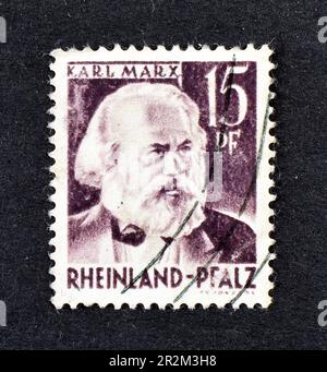 Stornierte Briefmarke, gedruckt von Rheinland, Deutschland, die ein Porträt von Karl Marx, ca. 1947, zeigt. Stockfoto