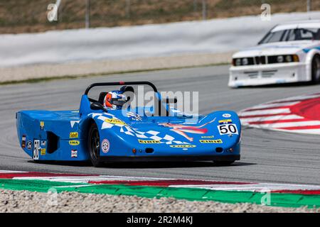 20. Mai 2023; Circuit de Barcelona-Catalunya, Barcelona, Katalonien, Spanien: 6 Stunden Barcelona, Tag 1; Valerio Leone (MCO) und Davide Leone (ITA) konkurrieren mit ihrem Racing und dem klassischen Lola T598 Stockfoto