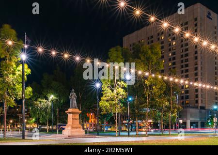 Adelaide, Südaustralien - 2. Januar 2022: Victoria Square mit Queen Victoria Monument beleuchtet bei Nacht im zentralen Geschäftsviertel von Adelaide mit Blick auf Kin Stockfoto