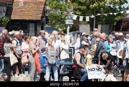 Bexhill, East Sussex, Großbritannien. 20. Mai 2023. Nachdem der konservative Einwanderungsminister Robert Jenrick beschlossen hatte, das ehemalige Gefängnis in Northeye in Bexhill East Sussex als Unterbringungszentrum für 1200 Asylbewerber zu benennen, Die Einheimischen marschierten vom Cooden Memorial Kreisverkehr zum Rother District Rathaus und forderten ihren MP Huw Merriman auf einzugreifen und zwangen den Minister, die Angelegenheit zu überdenken. Kredit: Newspics UK South/Alamy Live News Stockfoto