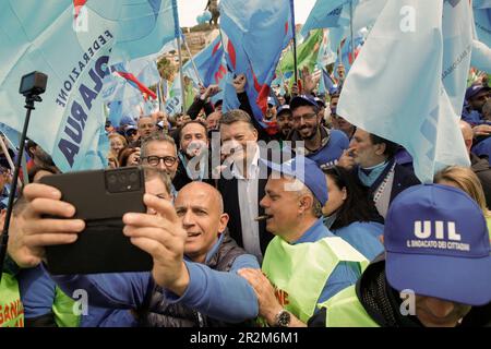 Neapel, Italien. 20. Mai 2023. Die von den Gewerkschaften CGIL CISL UIL organisierte Demonstration findet in Neapel statt, mit dem Thema "für eine Saison der Arbeit und Rechte", in der Maurizio Landini, Luigi Sbarra und Pier Paolo Bombardieri Credit: Independent Photo Agency/Alamy Live News vertreten sind Stockfoto