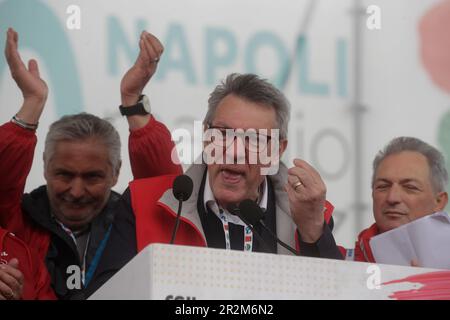 Neapel, Italien. 20. Mai 2023. Die von den Gewerkschaften CGIL CISL UIL organisierte Demonstration findet in Neapel statt, mit dem Thema "für eine Saison der Arbeit und Rechte", in der Maurizio Landini, Luigi Sbarra und Pier Paolo Bombardieri Credit: Independent Photo Agency/Alamy Live News vertreten sind Stockfoto