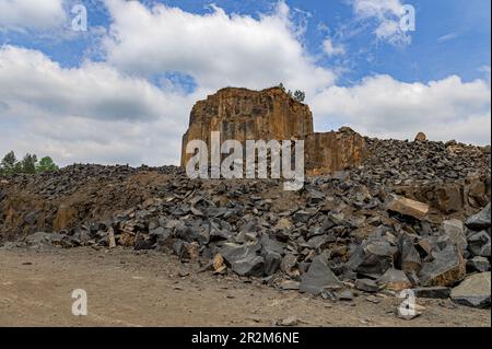 Geologische Basaltfelsformation. Basaltsteinbruch. Säulenbasaltbruch im Sommer. Vulkansteine. Stockfoto