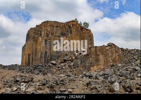 Geologische Basaltfelsformation. Basaltsteinbruch. Säulenbasaltbruch im Sommer. Vulkansteine. Stockfoto