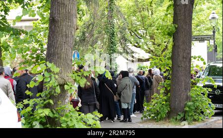 Berlin, Deutschland. 20. Mai 2023. Türken, die in Deutschland leben, stehen im türkischen Konsulat dicht beieinander. In Deutschland hat die Abstimmung über die abgeschlossene Wahl für die türkische Präsidentschaft begonnen. Bis Mai 24 sind die 1,5 Millionen Wähler in diesem Land aufgefordert, bei den Wahlen zwischen dem amtierenden Präsidenten Erdogan und seinem Herausforderer Kilicdaroglu von der KWK zu entscheiden. Kredit: Paul Zinken/dpa/Alamy Live News Stockfoto