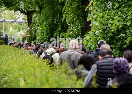 Berlin, Deutschland. 20. Mai 2023. Türken, die in Deutschland leben, stehen im türkischen Konsulat dicht beieinander. In Deutschland hat die Abstimmung über die abgeschlossene Wahl für die türkische Präsidentschaft begonnen. Bis Mai 24 sind die 1,5 Millionen Wähler in diesem Land aufgefordert, bei den Wahlen zwischen dem amtierenden Präsidenten Erdogan und seinem Herausforderer Kilicdaroglu von der KWK zu entscheiden. Kredit: Paul Zinken/dpa/Alamy Live News Stockfoto