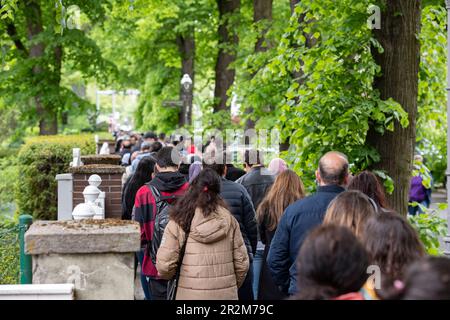 Berlin, Deutschland. 20. Mai 2023. Türken, die in Deutschland leben, stehen im türkischen Konsulat dicht beieinander. In Deutschland hat die Abstimmung über die abgeschlossene Wahl für die türkische Präsidentschaft begonnen. Bis Mai 24 sind die 1,5 Millionen Wähler in diesem Land aufgefordert, bei den Wahlen zwischen dem amtierenden Präsidenten Erdogan und seinem Herausforderer Kilicdaroglu von der KWK zu entscheiden. Kredit: Paul Zinken/dpa/Alamy Live News Stockfoto