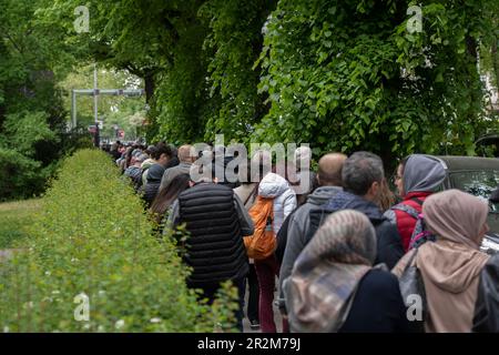 Berlin, Deutschland. 20. Mai 2023. Türken, die in Deutschland leben, stehen im türkischen Konsulat dicht beieinander. In Deutschland hat die Abstimmung über die abgeschlossene Wahl für die türkische Präsidentschaft begonnen. Bis Mai 24 sind die 1,5 Millionen Wähler in diesem Land aufgefordert, bei den Wahlen zwischen dem amtierenden Präsidenten Erdogan und seinem Herausforderer Kilicdaroglu von der KWK zu entscheiden. Kredit: Paul Zinken/dpa/Alamy Live News Stockfoto