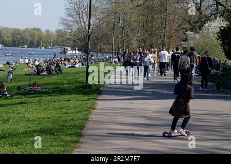 Frühling in Berlin, Liegewiese im Treptower Park am Spreeufer, Treptow-Köpenik, Berlin Stockfoto