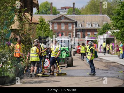 Die Vorbereitungen auf der Main Avenue vor der RHS Chelsea Flower Show im Royal Hospital Chelsea in London beginnen. Foto: Samstag, 20. Mai 2023. Stockfoto