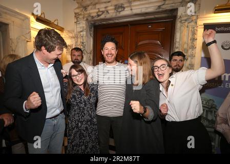 Christine Bower von der Allianzpartei (2. links), die in Ormiston im Rathaus von Belfast während der nordirischen ratswahlen gewählt wurde. Foto: Samstag, 20. Mai 2023. Stockfoto