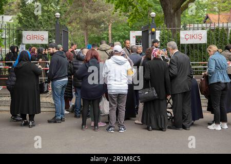 Berlin, Deutschland. 20. Mai 2023. Türken, die in Deutschland leben, stehen im türkischen Konsulat dicht beieinander. In Deutschland hat die Abstimmung über die abgeschlossene Wahl für die türkische Präsidentschaft begonnen. Bis Mai 24 sind die 1,5 Millionen Wähler in diesem Land aufgefordert, bei den Wahlen zwischen dem amtierenden Präsidenten Erdogan und seinem Herausforderer Kilicdaroglu von der KWK zu entscheiden. Kredit: Paul Zinken/dpa/Alamy Live News Stockfoto