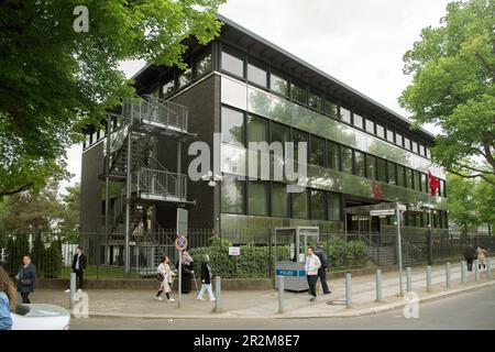 Berlin, Deutschland. 20. Mai 2023. Passanten gehen am türkischen Generalkonsulat in der Heerstraße vorbei. In Deutschland hat die Abstimmung über die abgeschlossene Wahl für die türkische Präsidentschaft begonnen. Bis Mai 24 sind die 1,5 Millionen Wähler in diesem Land aufgefordert, bei den Wahlen zwischen dem amtierenden Präsidenten Erdogan und seinem Herausforderer Kilicdaroglu von der KWK zu entscheiden. Kredit: Paul Zinken/dpa/Alamy Live News Stockfoto