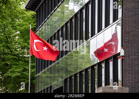 Berlin, Deutschland. 20. Mai 2023. Die türkische Flagge spiegelt sich in der Fassade des türkischen Generalkonsulats auf der Heerstraße wider. In Deutschland hat die Abstimmung über die abgeschlossene Wahl für die türkische Präsidentschaft begonnen. Bis Mai 24 sind die 1,5 Millionen Wähler in diesem Land aufgefordert, bei den Wahlen zwischen dem amtierenden Präsidenten Erdogan und seinem Herausforderer Kilicdaroglu von der KWK zu entscheiden. Kredit: Paul Zinken/dpa/Alamy Live News Stockfoto