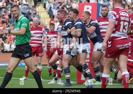 Leeds, Großbritannien. 20. Mai 2023. Tom Holroyd #18 von Leeds Rhinos feiert seinen Versuch und erzielt 4-0 Punkte in der ersten Hälfte des Betfred Challenge Cup-Spiels Leeds Rhinos vs Wigan Warriors im Headingley Stadium, Leeds, Großbritannien, 20. Mai 2023 (Foto von James Heaton/News Images) in Leeds, Großbritannien, am 5./20. Mai 2023. (Foto: James Heaton/News Images/Sipa USA) Guthaben: SIPA USA/Alamy Live News Stockfoto