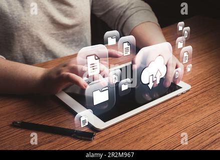 Frau verwendet digitales Tablet mit Cloud-Computing-Diagramm. Cloud-Technologie. Datenspeicherung. Netzwerk- und Internetservicekonzept. Stockfoto