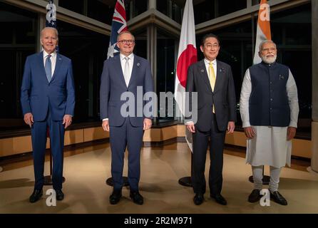 Hiroshima, Japan. 20. Mai 2023. Von links nach rechts halten US-Präsident Joe Biden, Australiens Premierminister Anthony Albanese, Japans Premierminister Fumio Kishida und Indiens Premierminister Narendra Modi am Samstag, den 20. Mai 2023, am Rande des Gipfels der Staats- und Regierungschefs der G7 in Hiroshima, Japan, ein viertes Treffen ab. Japan ist Gastgeber des G7-Gipfels in Hiroshima ab 19-22. Mai. Foto: Pressestelle des australischen Premierministers/Kredit: UPI/Alamy Live News Stockfoto