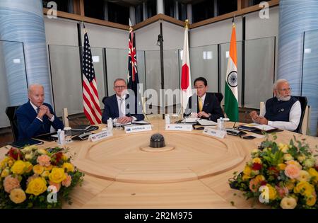 Hiroshima, Japan. 20. Mai 2023. Von links nach rechts halten US-Präsident Joe Biden, Australiens Premierminister Anthony Albanese, Japans Premierminister Fumio Kishida und Indiens Premierminister Narendra Modi am Samstag, den 20. Mai 2023, am Rande des Gipfels der Staats- und Regierungschefs der G7 in Hiroshima, Japan, ein viertes Treffen ab. Japan ist Gastgeber des G7-Gipfels in Hiroshima ab 19-22. Mai. Foto: Pressestelle des australischen Premierministers/Kredit: UPI/Alamy Live News Stockfoto