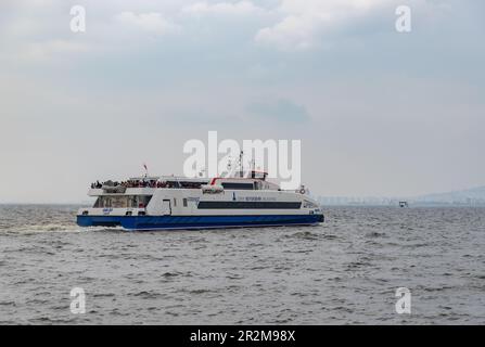 Ein Bild einer Fähre, die an einem bewölkten Tag im Golf von Izmir segelt. Stockfoto