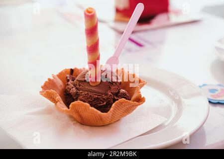 Schokoladeneis auf knuspriger Waffel. Stockfoto