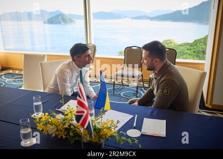 Hiroshima, Japan. 20. Mai 2023. Der ukrainische Präsident Volodymyr Zelenskyy, rechts, führt ein Einzelgespräch mit dem britischen Premierminister Rishi Sunak, links, am Rande des Gipfeltreffens der Staats- und Regierungschefs der G7 im Grand Prince Hotel am 20. Mai 2023 in Hiroshima, Japan. Kredit: Pool Photo/Pressestelle Des Ukrainischen Präsidenten/Alamy Live News Stockfoto
