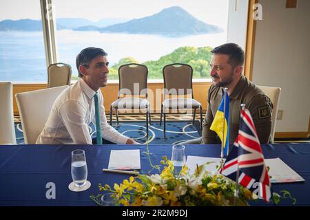 Hiroshima, Japan. 20. Mai 2023. Der ukrainische Präsident Volodymyr Zelenskyy, rechts, führt ein Einzelgespräch mit dem britischen Premierminister Rishi Sunak, links, am Rande des Gipfeltreffens der Staats- und Regierungschefs der G7 im Grand Prince Hotel am 20. Mai 2023 in Hiroshima, Japan. Kredit: Pool Photo/Pressestelle Des Ukrainischen Präsidenten/Alamy Live News Stockfoto