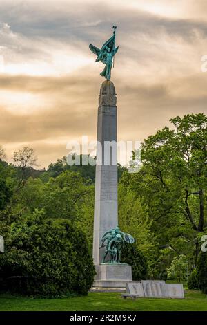 Montclair, NJ - USA - 13. Mai 2023 Sonnenuntergang über dem Soldiers and Sailors Memorial im Edgemont Park mit dem hohen Obelisken Winged Victory aus Granit. D Stockfoto