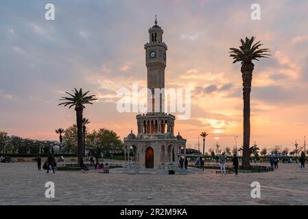 Ein Bild des Uhrenturms von Izmir und des Konak-Platzes bei Sonnenuntergang. Stockfoto